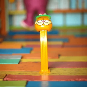 Dispensador Garfield Pez "Garfield con tapa visera verde" - Imagen 1 de 4
