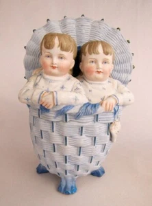 Antike viktorianische handbemalte Biskuit Kinder sitzend in Korb Korb Figur - Bild 1 von 11