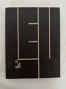 Leu Art Family: Caresser la peau du ciel [Loretta, Titine + Filip Leu] [Tattoo d - Foto 1 di 1