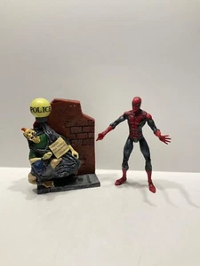 2002 Marvel Legends Toybiz Spider-Man with Light-up Police Stand Base Figure - Picture 1 of 3