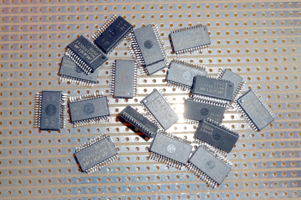 Schaltregler Maxim MAX1632AEAI MAX1632EAI ::: 10-Stück - Image 1 of 1