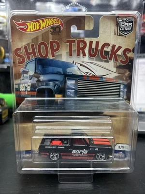 Camiones de tienda Hot Wheels Premium Borla Squarebody C10 con protector   Foto 1 de 4