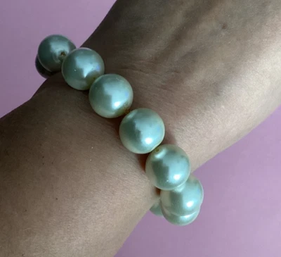 Zauberhaftes Armband aus kleinen weißen Perlen / elastisches Armband / 1,5 cm - Bild 1 von 3