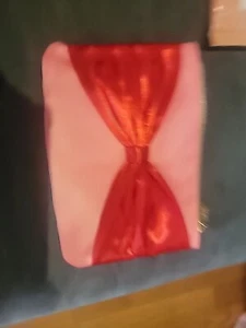 Ipsy 2024 December Pink Glam Tasche mit roter Schleife, nur Tasche - ohne Make-up - Bild 1 von 2