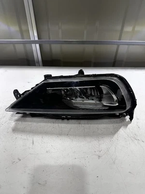 VOLVO XC60 2023 FRONT RIGHT DRIVER SIDE OSF FOG LIGHT 32337365 *BRACKET BROKEN* - Image 1 of 4