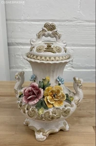 Italienische Capodimonte Porzellan Deckelvase mit maßlichen handbemalten Blumen - Bild 1 von 8