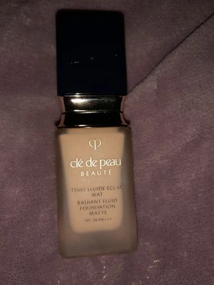 Clé de Peau Beauté Radiant Fluid Foundation Natural - Bild 1 von 4
