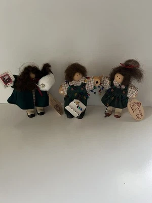 Lote de tres figuras de madera Lizzie High con temática navideña Foto 1 de 4