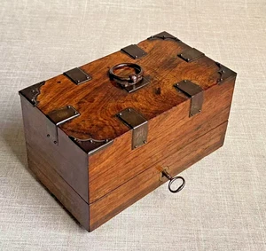 Antik um 1850 Walnuss Parfüm Duft Schatulle Caddy Eisen gebunden Samt gefüttert & Schlüssel - Bild 1 von 24