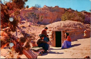 Cartolina Famiglia Navajo all'ingresso della loro Hogan - Foto 1 di 2