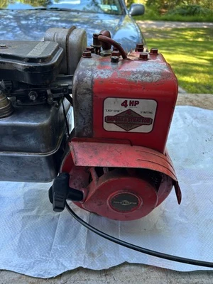 Motor Briggs Stratton 4 HP con reducción de engranajes Foto 1 de 4