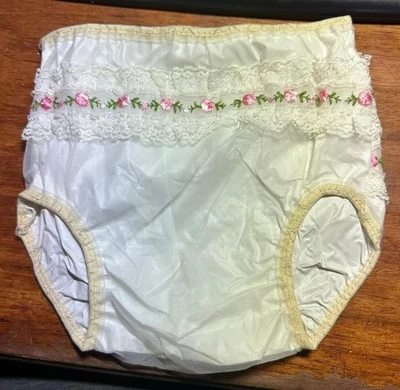 复古 Toddle Time 尿布盖塑料开花器 10-18 磅白色蕾丝粉色 — 第 1/4 张图片