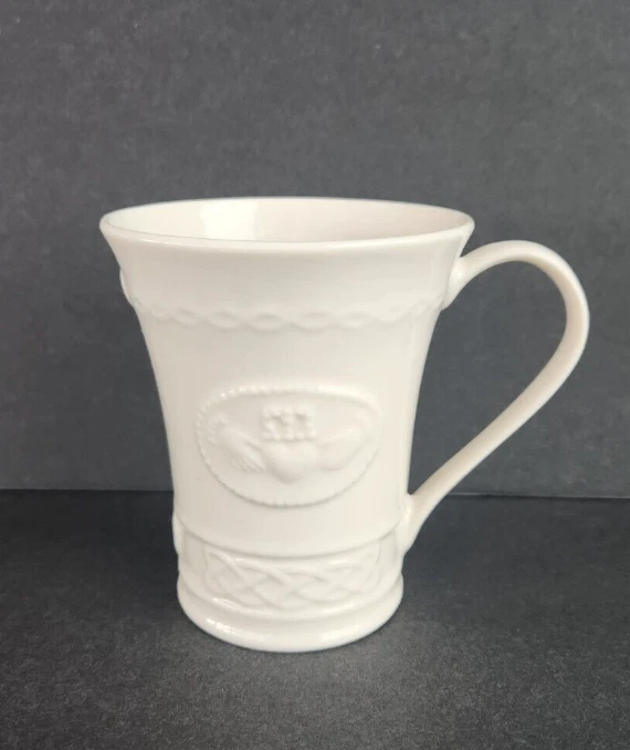 TAZA DE CAFÉ/TÉ BELLEEK CLADDAGH PORCELANA IRLANDESA MARFIL EN RELIEVE 10 OZ 4" NUEVA Foto 1 de 4