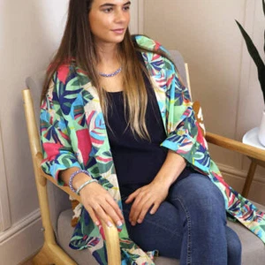 Langer Kimono mit leuchtendem tropischem Blattmuster mit Bommel - Bild 1 von 2