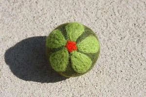 Bola de fieltro de lana verde flor juguete - Imagen 1 de 1