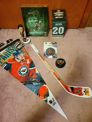 Lote de fanáticos salvajes de la NHL Minnesota. Palo firmado por Haula, discos de hockey bobbleheads banderín Foto 1 de 4