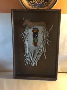 Kachina con perline su collage in pelle bianca con frange, montaggio scatola ombra, 15" per 23" - Foto 1 di 6