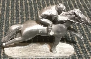 Figura de caballo de carreras y jinete de peltre cucharas - Imagen 1 de 6