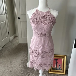 Vestido de encaje bordado sin espalda Altar’d State talla XS - Imagen 1 de 15