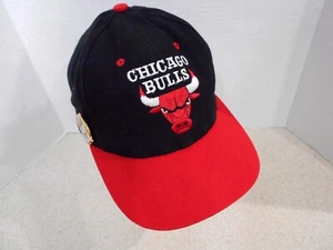 Vintage Chicago Bulls NBA Druckknopflasche Kappe Mütze schwarz rot Logo 7 1990sw 1998 Pin - Bild 1 von 11