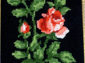 Old Vintage Crewel Complet Art Needlepoint Red Roses Green Leaves Dark Room - Picture 1 of 11