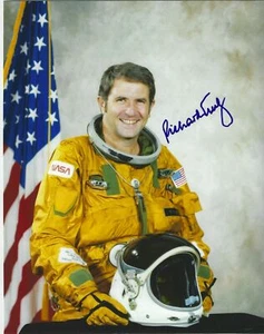 Exceptional NASA Astronaut Richard H Truly Signed His Superb Color Photograph - Picture 1 of 3