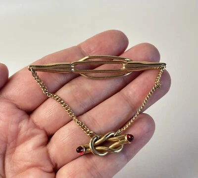 Clip de barra de lazo de cadena colgante vintage ANSON ~ puntas azules nudo cuadrado ~ latón FIRMADO Foto 1 de 4