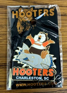 HOOTERS RESTAURANT MÄDCHEN CHARLESTON SC SOUTH CAROLINA HOOTIE REITEN EINE LACHSNADEL - Bild 1 von 2
