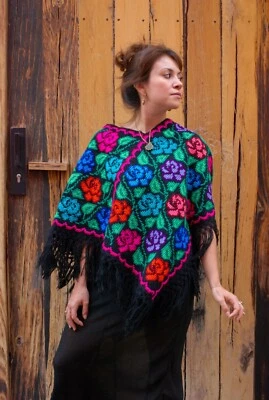 Poncho mexicano hecho a mano en hilo de algodón. Patrón floral y colorido. Foto 1 de 4