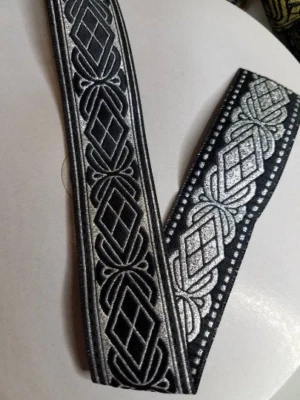 Borde de tela jacquard celta dorado o plateado, 1 3/8 pulgadas de ancho Vendido por yarda Foto 1 de 4