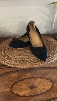 Pisos de ballet de gamuza negros J.Crew con puntera puntiaguda y borla Foto 1 de 4