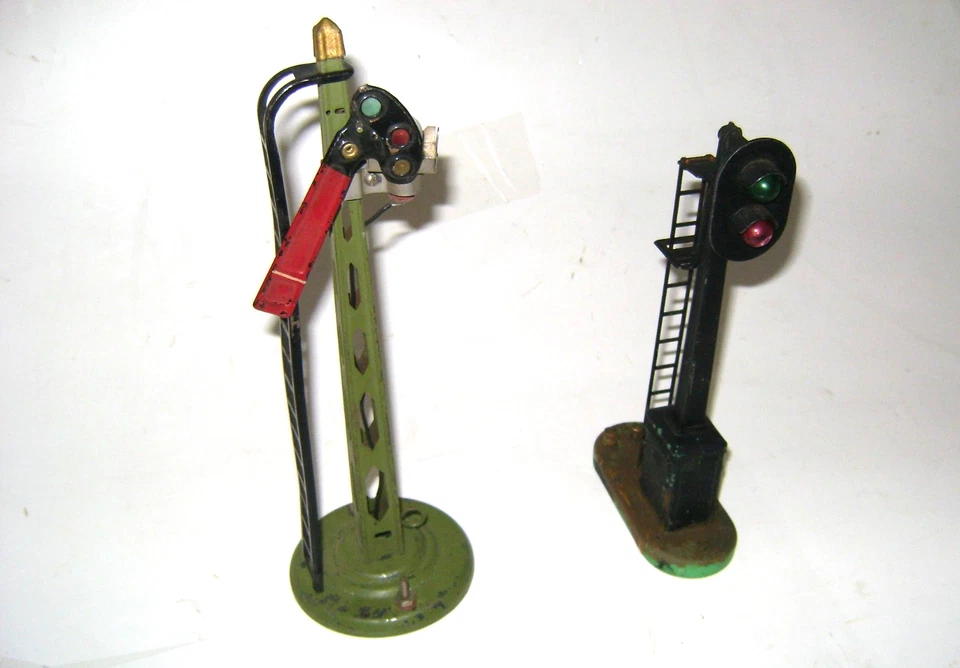 Vintage Set of Model Railroad Stop And Go Signals Pressed Steel Train - Image 1 of 4