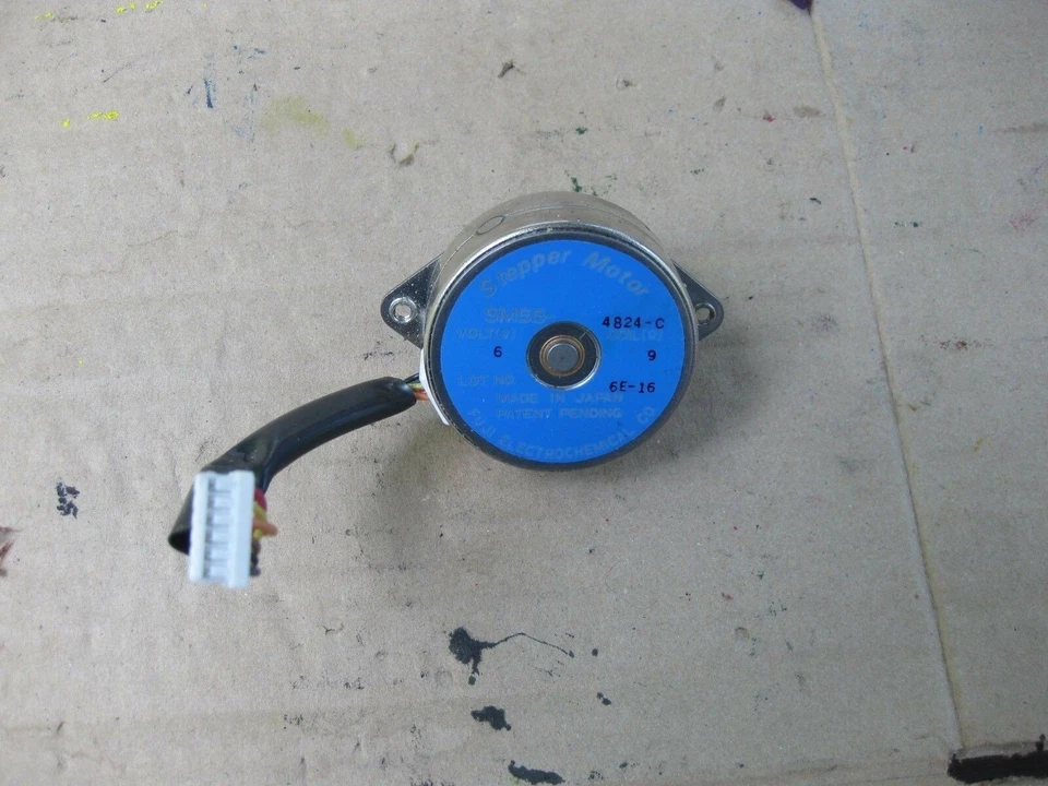 Fuji stepper motor SM-55 6 Volts 4824-C - Image 1 of 2