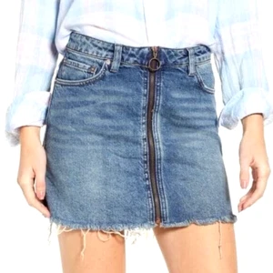 Falda vaquera We The Free Free People con cremallera frontal mini dobladillo deshilachado talla 25 - Imagen 1 de 4