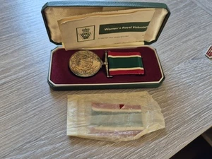 Frauen Freiwilligendienst Medaille mit 2 Bändern, 2 Abzeichen & Brief Original Etui - Bild 1 von 22