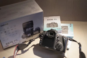 Canon EOS 7D  Body u. Batteriegriff sehr gut, Auslösungen /Shutter count: 17.229 - Bild 1 von 12