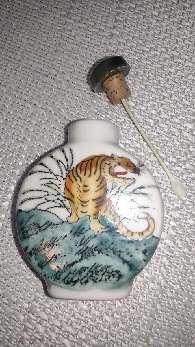 鼻煙壺一對 陶器　陶磁器　中国陶磁器　清時代　光緒年製 民国 虫 鼻煙壺一對 陶器 陶磁器 中国陶磁器 清時代 光緒年製 民国 虫 鼻煙