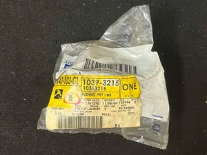 OEM GM 1039-3215 BUJE DELANTERO BRAZO DE CONTROL INFERIOR - Imagen 1 de 2