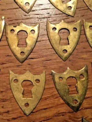 1 ENTREE DE SERRURE "coeur" laiton ancienne  LOUIS PHILIPPE 16 x 20 mm. - Photo 1/2