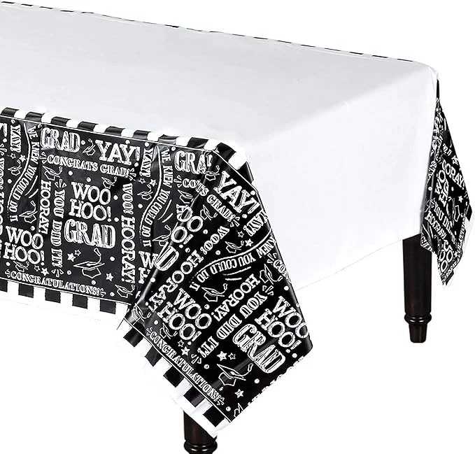 Cubierta de mesa de plástico Amscan Hooray Grad - 54" x 102", 1 pieza, blanco y negro Foto 1 de 1