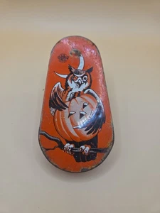 Juguete de metal vintage de Halloween de EE. UU. Mfg. Co. Noisemaker con búho y linterna Jack-O - Imagen 1 de 6