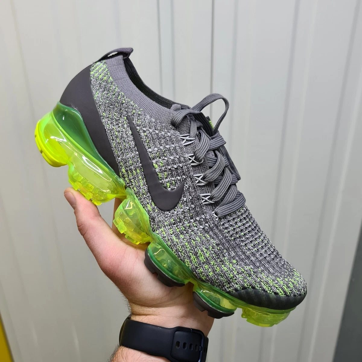 靴 Air VaporMax Flyknit 3 \"Gunsmoke Volt\" Nike Air Vapormax Flyknit 3 “Gunsmoke / Thunder Grey Volt” On Foot
