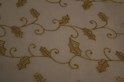 Hojas de acebo metálicas doradas de 3 5/8 yardas en tela de gasa Foto 1 de 4