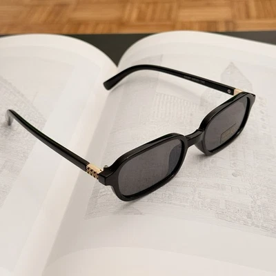 Gafas de sol rectangulares negras con detalles dorados unisex Foto 1 de 4