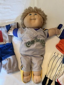 🌟 Cabbage Patch Kinder Junge Baseball Spieler Puppe blaue Augen zusätzliche Kleidung - Bild 1 von 19