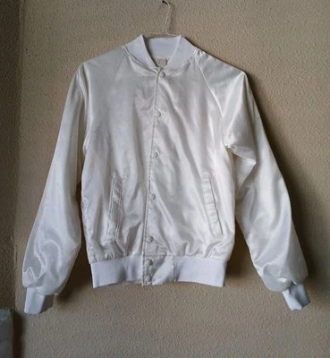 Jaqueta de Cetim Vintage Varsity Tamanho Pequeno Branco Bombardeiro KNUZ Car Hop 1983 - Imagem 1 de 4
