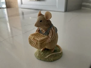 BRAMBLY HEDGE de Enesco Basil llevando una pequeña cesta tejida - Imagen 1 de 10