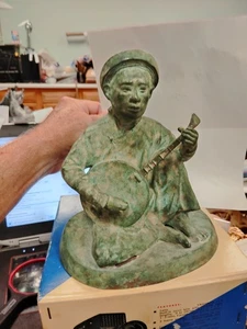 Figura masculina asiática vintage músico descalzo toca Luan. Latón pesado 8,5" X 7" - Imagen 1 de 13
