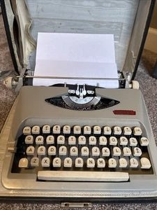 Vntg Gray ROYAL CRUUSER Portable TYPEWRITER w/ Case - MADE IN HOLLAND - Picture 1 of 8