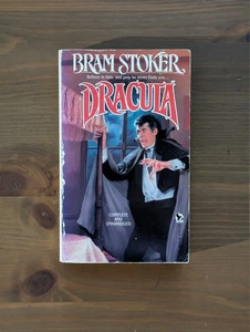 Dracula by Bram Stoker Complete And Unabridged Vintage 1988 Aerie Paperback - Foto 1 di 3
